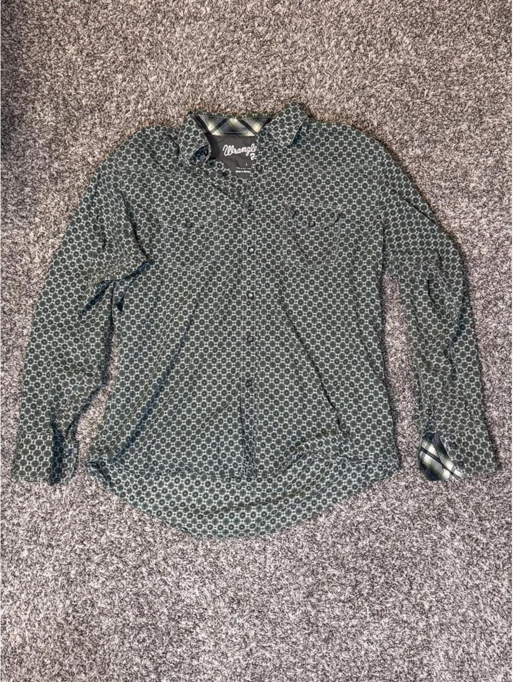 Wrangler Geometric Blue and Green Western Pearl Snap Shirt  – Men’s Large